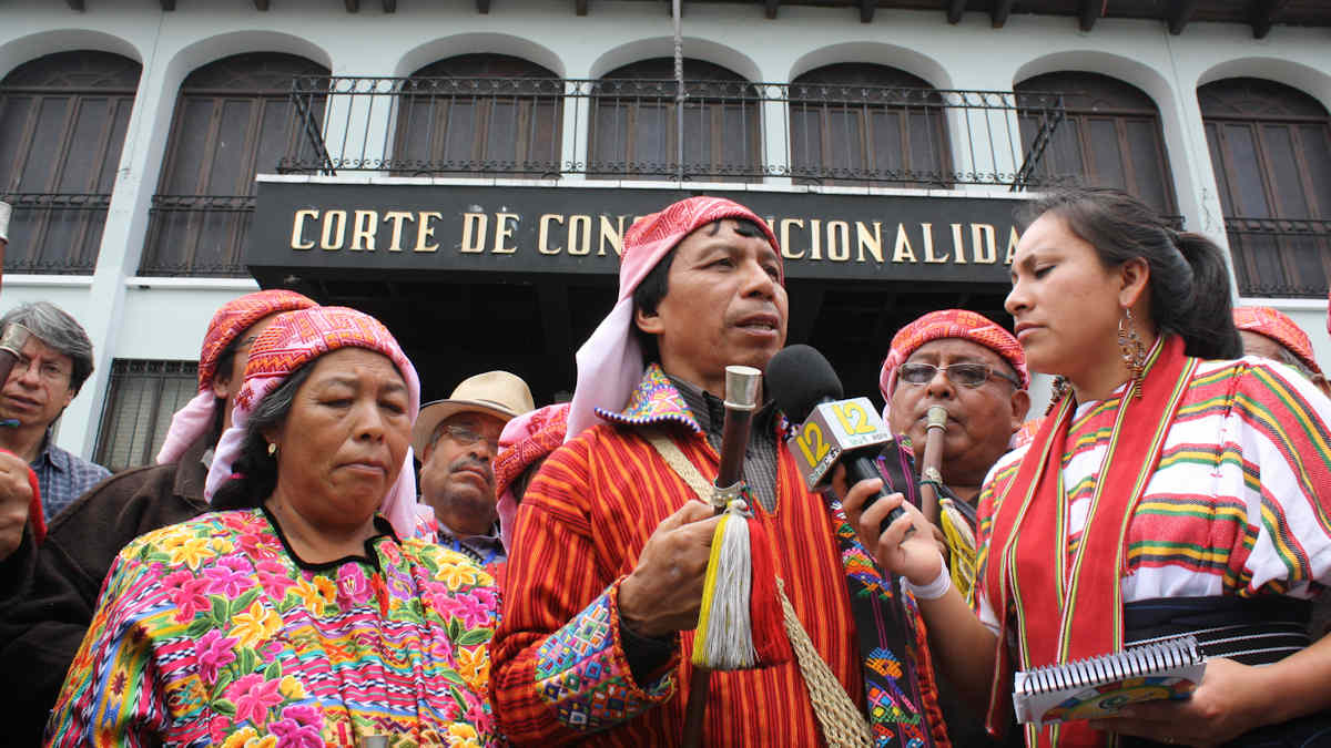 Indigene vor einem Gebäude